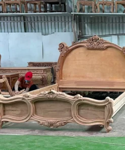Giường ngủ cổ điển dát vàng bọc nệm GVGN034